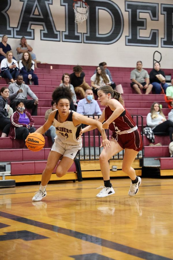 Navarre+Senior+Rachell+Leggit+drives+to+the+basket+during+a+game+against+Niceville.
